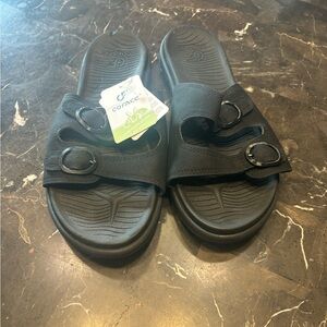 New Women’s black Sandlas size 11